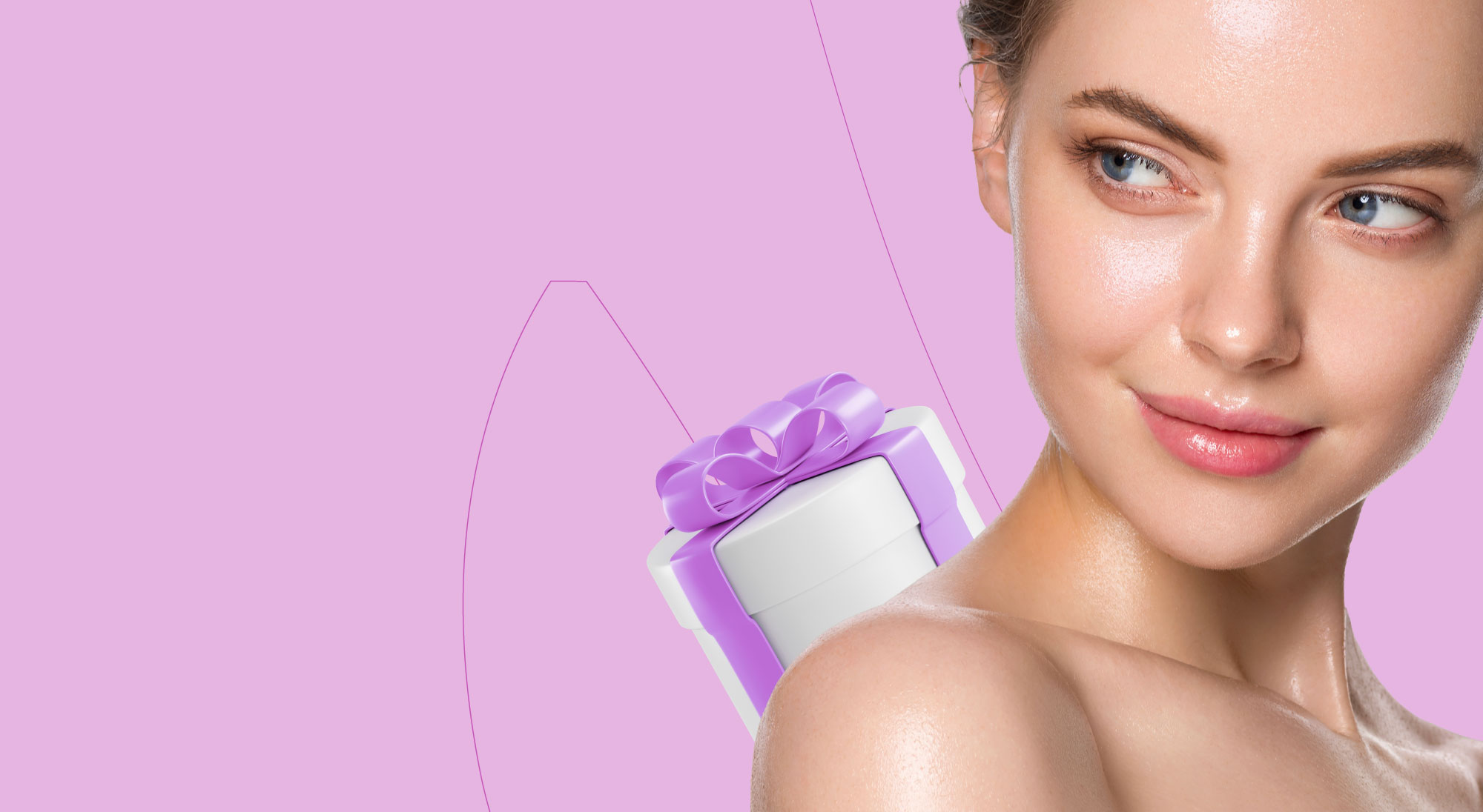 mladá žena a dárek na fialovém pozadí