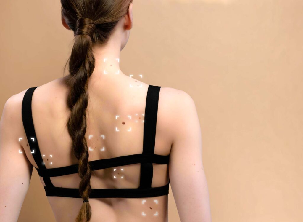 Pohled na mladou ženu zezadu, zaměřenou na její znaménka.